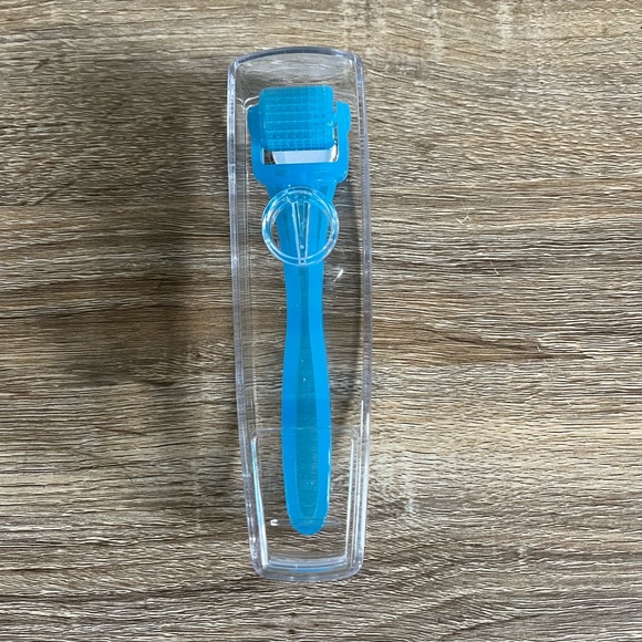 Rodan + Fields Micro-Exfoliator Roller - Picture 4 of 6